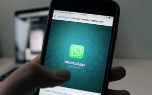 Lee más sobre el artículo WhatsApp lanza los audios bomba: una nueva función para proteger la privacidad